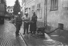 Auspumparbeiten am Marktplatz beim Gasthaus Birgl