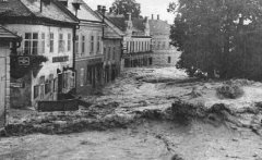 Hochwasser am 21. Juli 1959 Marktplatz - Blick Richtung Raiffeisenkasse