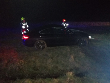 Nächtliche Fahrzeugbergung auf der Strasse nach Schützen.