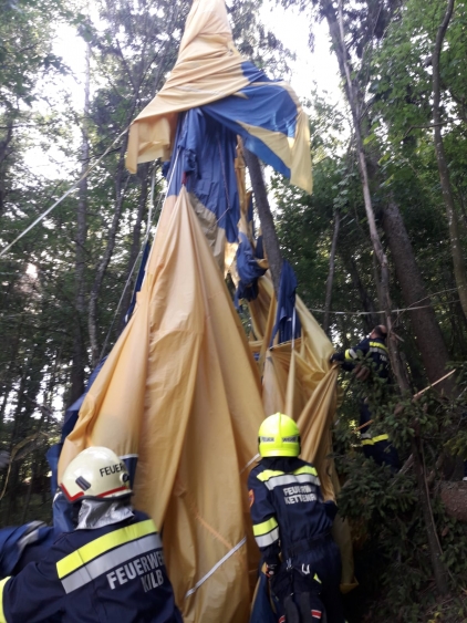 Heißluftballon im Wald abgestürtzt
