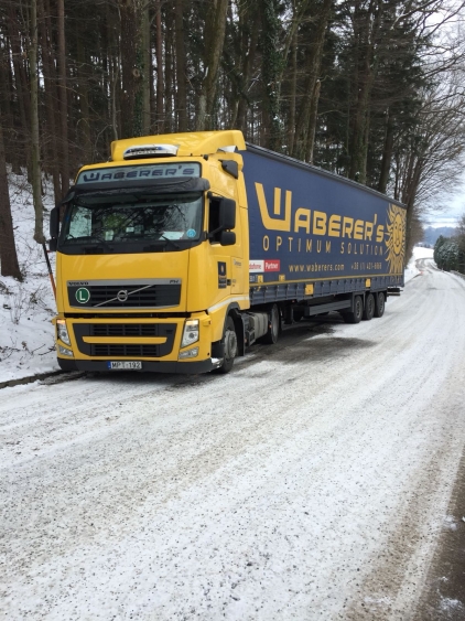 Winterliche Verhältnisse erfordern neuerliche LKW-Bergung