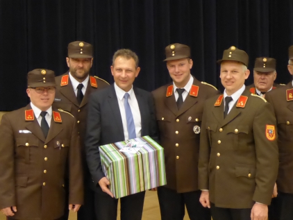 FF Kilb gratuliert BM Roitner zum 50er !