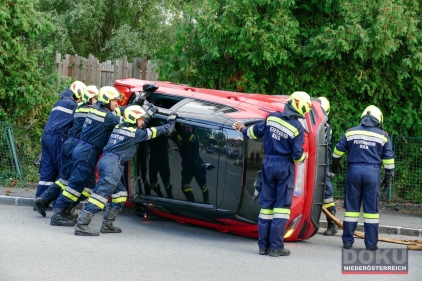 Spektakulärer Unfall vor Volksschule in Kilb